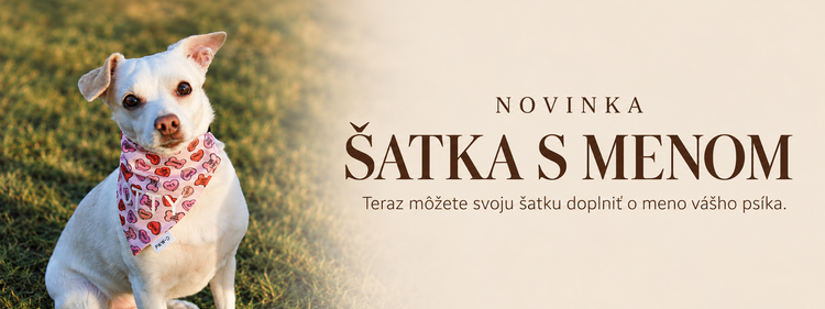 Psík v ružovej šatke s menom